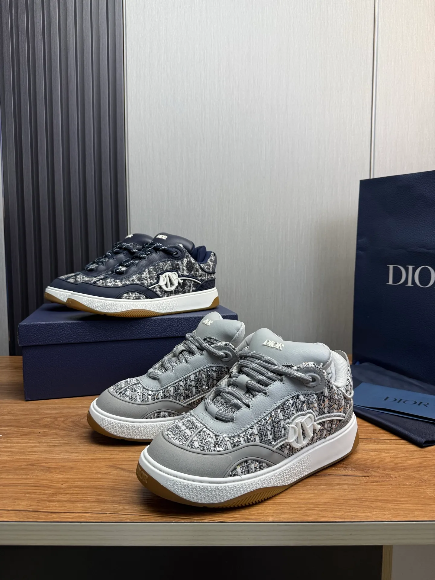 Men's shoes 💰800💰 Dior sneakers enrich the classic series with fashionable retro style. Carefully crafted, they can be paired with casual looks all year round. Dad Shoes style shoes that follow the trend of the retro market ▪️ Fabric: Original custom embroidered cowhide ▪️ Lining: Imported breathable mesh ▪️ Sole: Original molded non-slip outsole ▪️ Size: 38-45 (45 is custom-made and cannot be returned)
